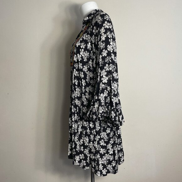Uncle Frank Dress Size Medium Embroidered Black Floral Bell Sleeve Rayon V-Neck - Picture 5 of 13